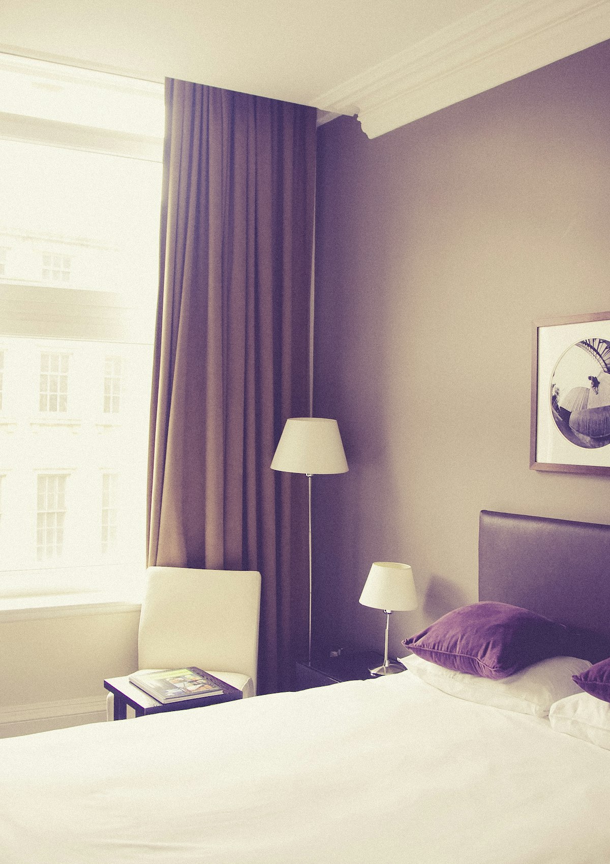 Chambre de la Villa Cypra avec papier peint turquoise motif flamants et lit double